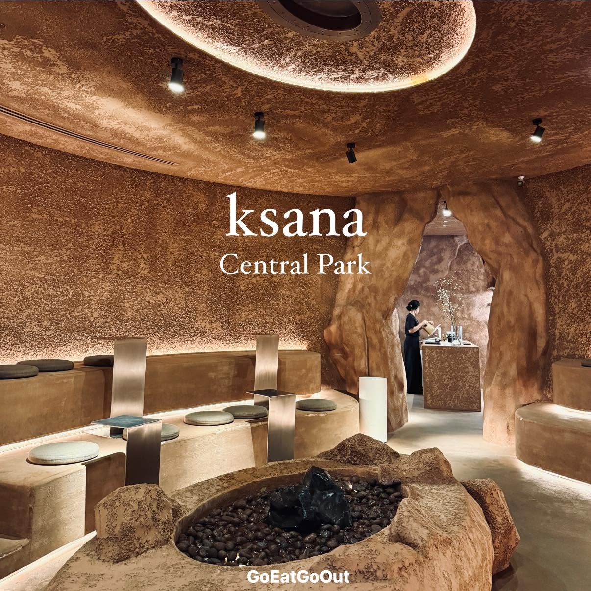 บรรยากาศภายในร้าน Ksana สาขา Central Park ตกแต่งผนังและเพดานสไตล์ถ้ำหินสีน้ำตาลอบอุ่น พร้อมที่นั่งโค้งและโต๊ะสแตนเลส