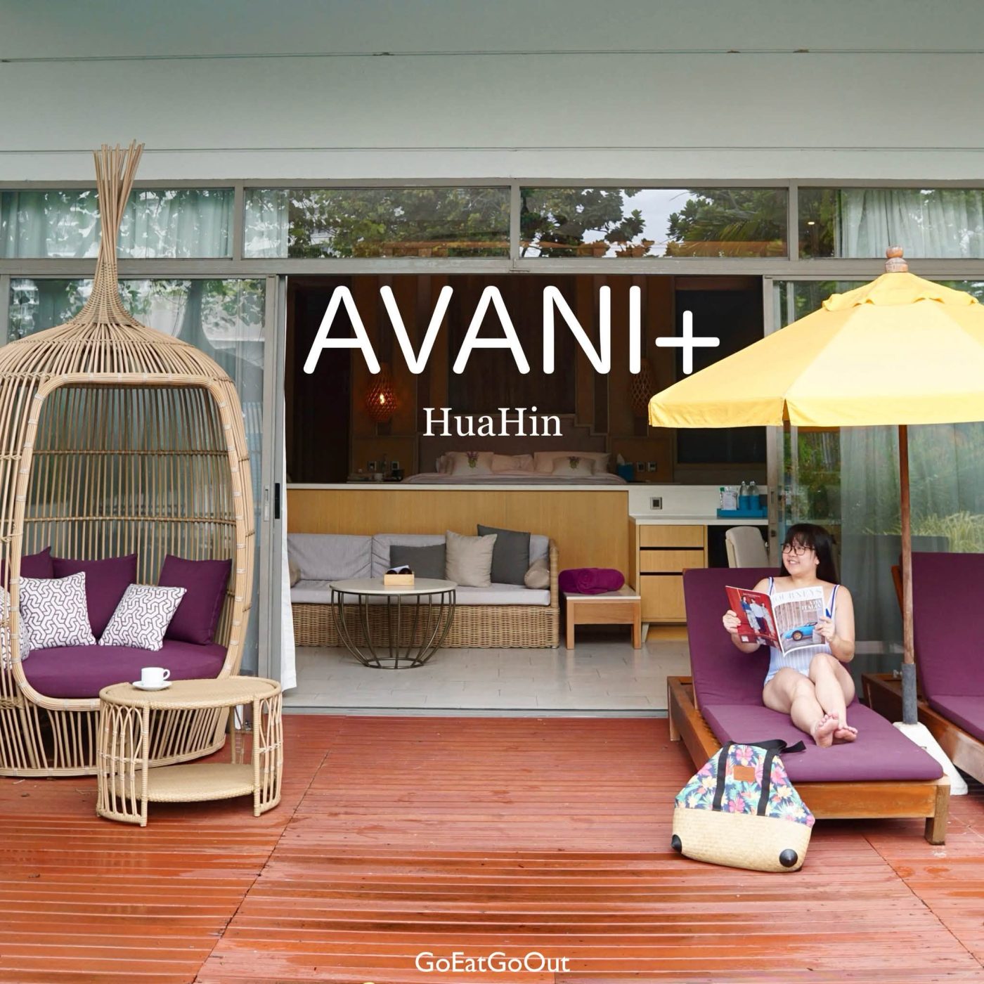 บรรยากาศหน้าห้องพัก AVANI Lagoon Pool Villa พร้อมเตียงเดย์เบดและร่มกันแดดริมระเบียงไม้