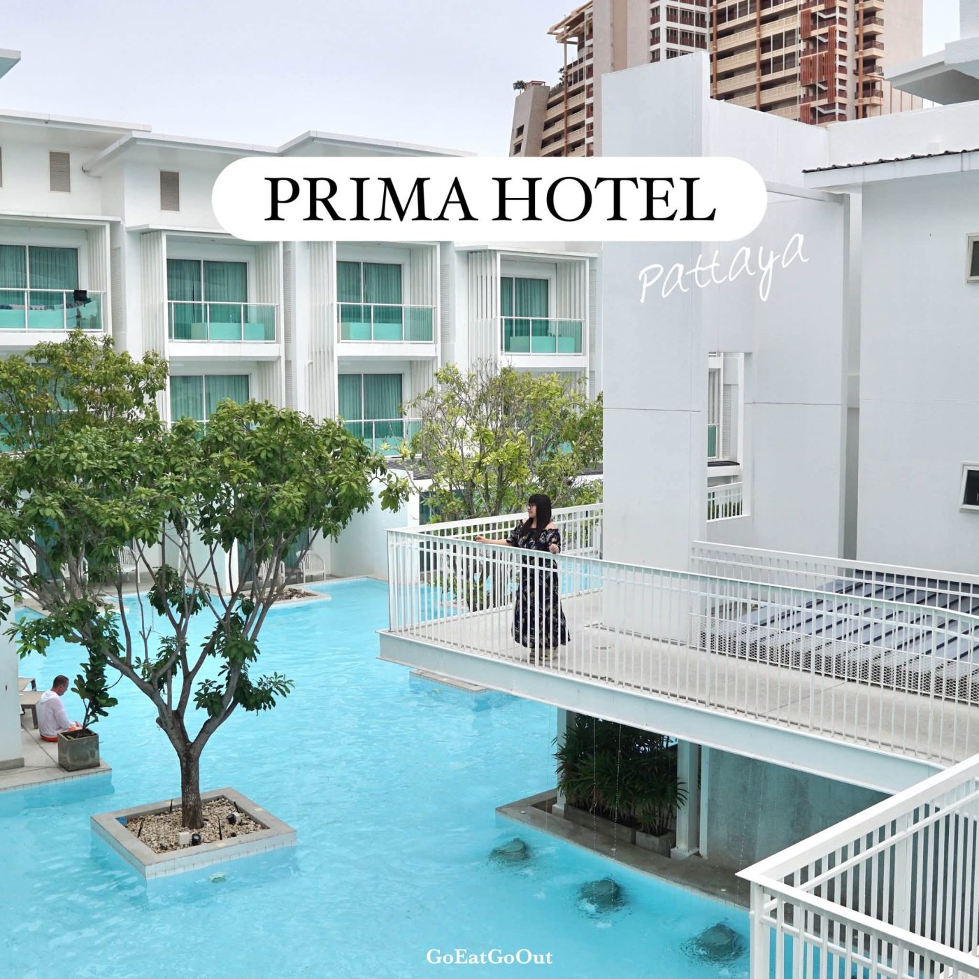 บรรยากาศมุมกว้างของ Prima Hotel Pattaya อาคารสีขาวและสระว่ายน้ำสีฟ้าสดใส