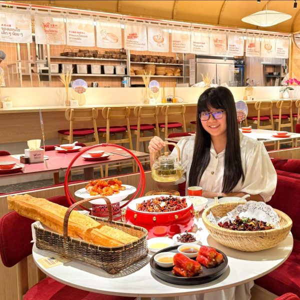 โต๊ะอาหารจีนร้าน Jin Ding Xuan เต็มไปด้วยเมนูหลากหลายและปาท่องโก๋ยาว 50 ซม.