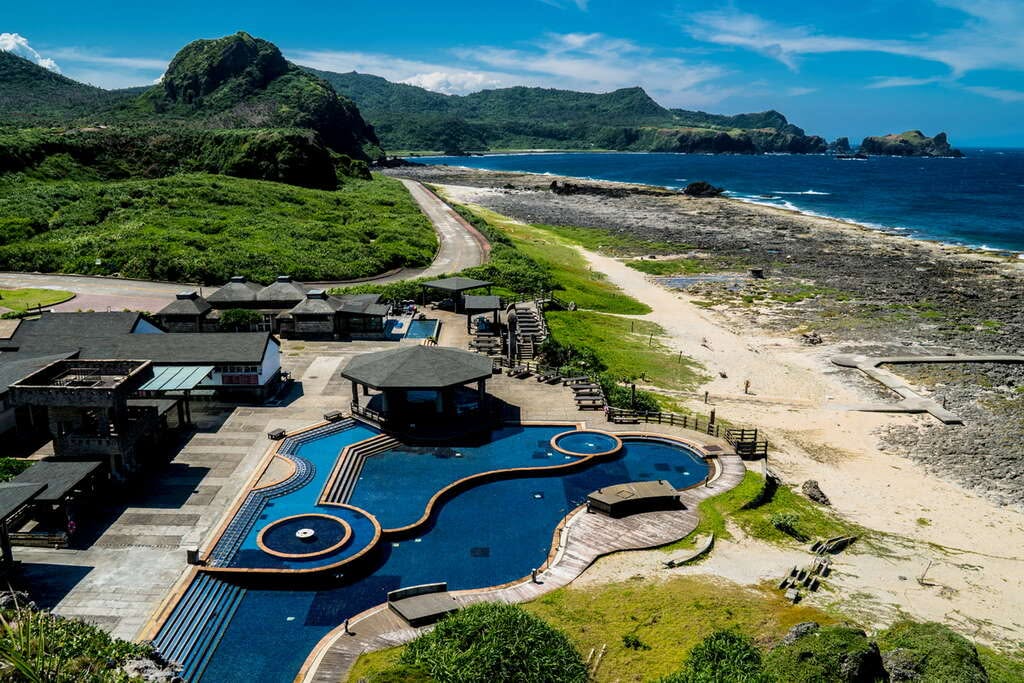 บ่อน้ำพุร้อนริมทะเล Zhaori บนเกาะลู่ มองเห็นวิวชายหาดหินและทะเลสีครามกว้างใหญ่