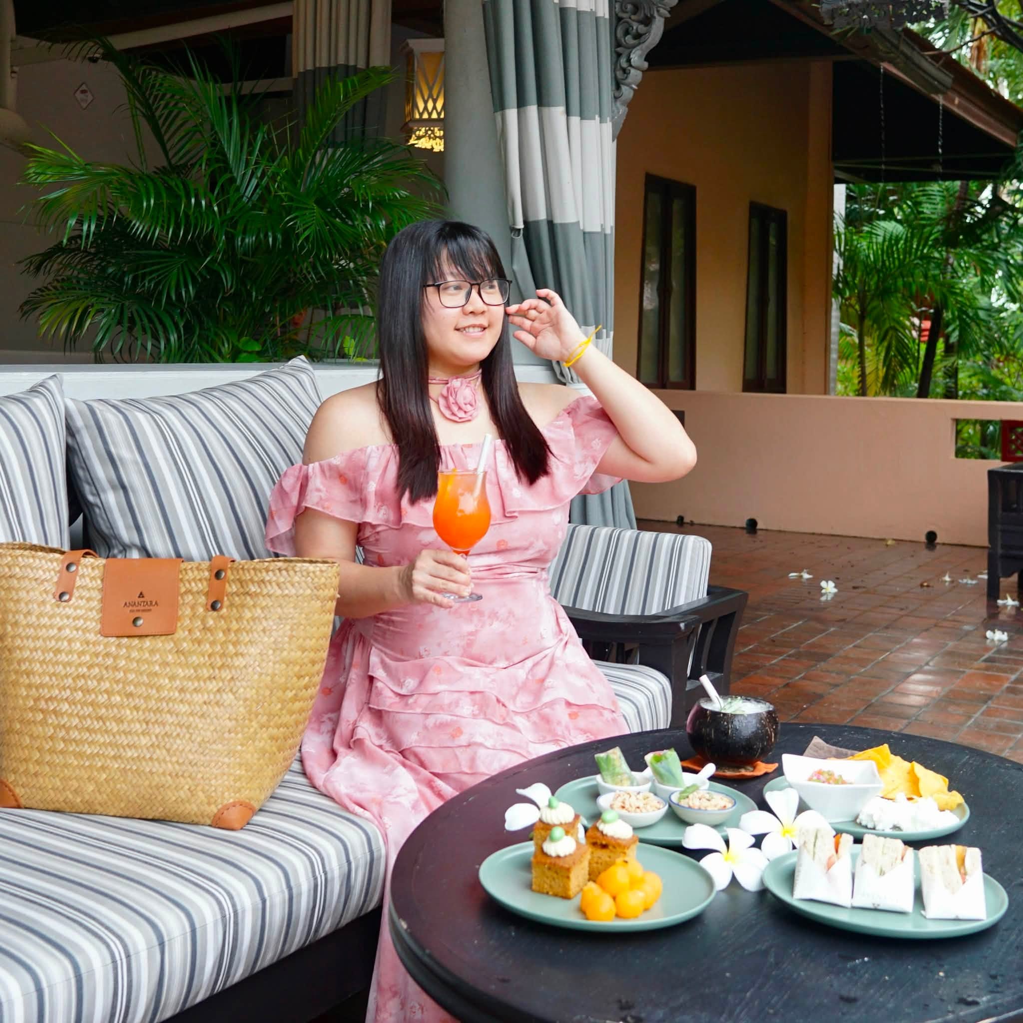 มุมนั่งชิลทานของว่างช่วงบ่ายและเครื่องดื่มในเลานจ์ พร้อมกระเป๋าสาน Anantara