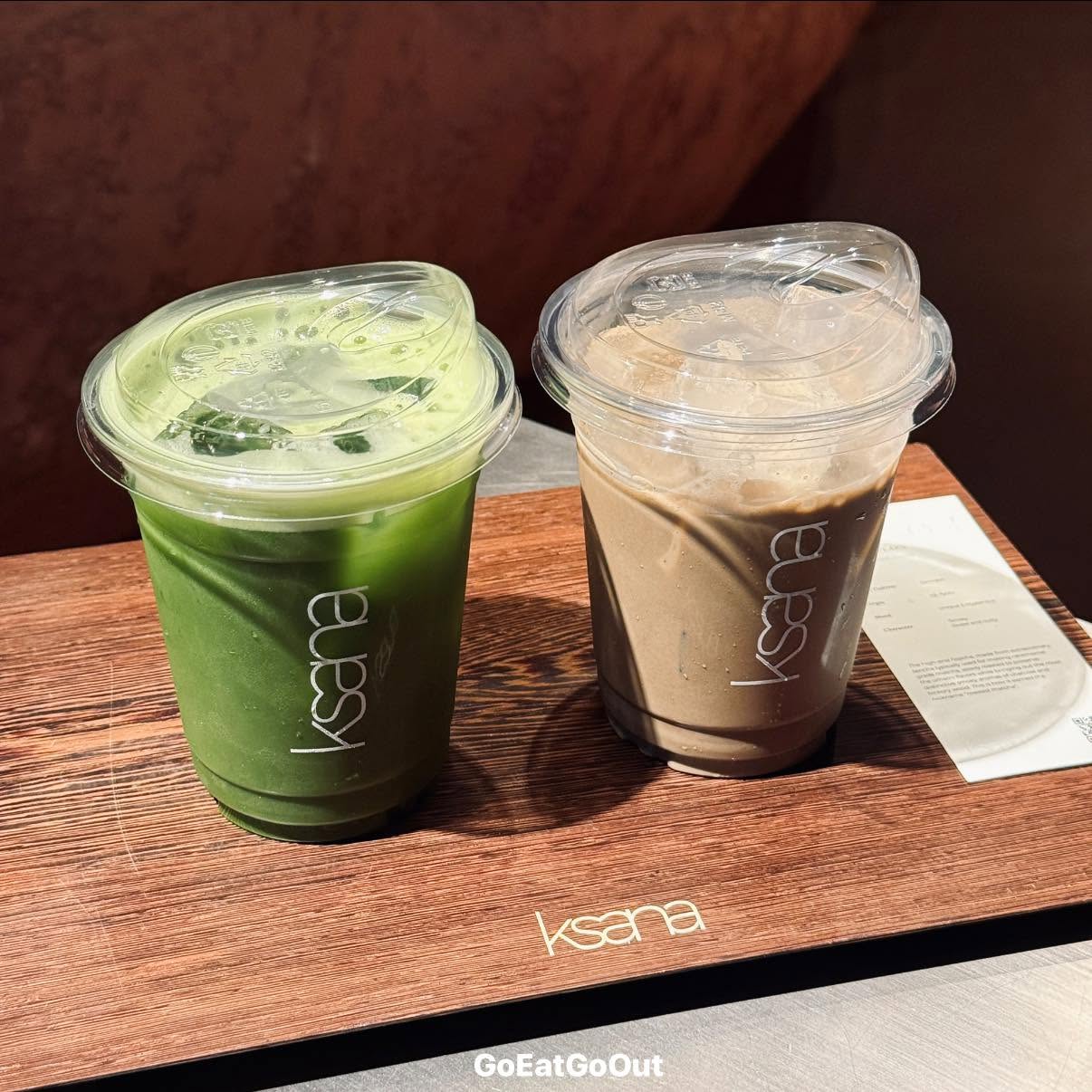 แก้วเครื่องดื่ม Premium Kyoto Matcha แบบ Clear สีเขียวสด และ Hojicha Latte วางเสิร์ฟบนถาดไม้ของร้าน Ksana