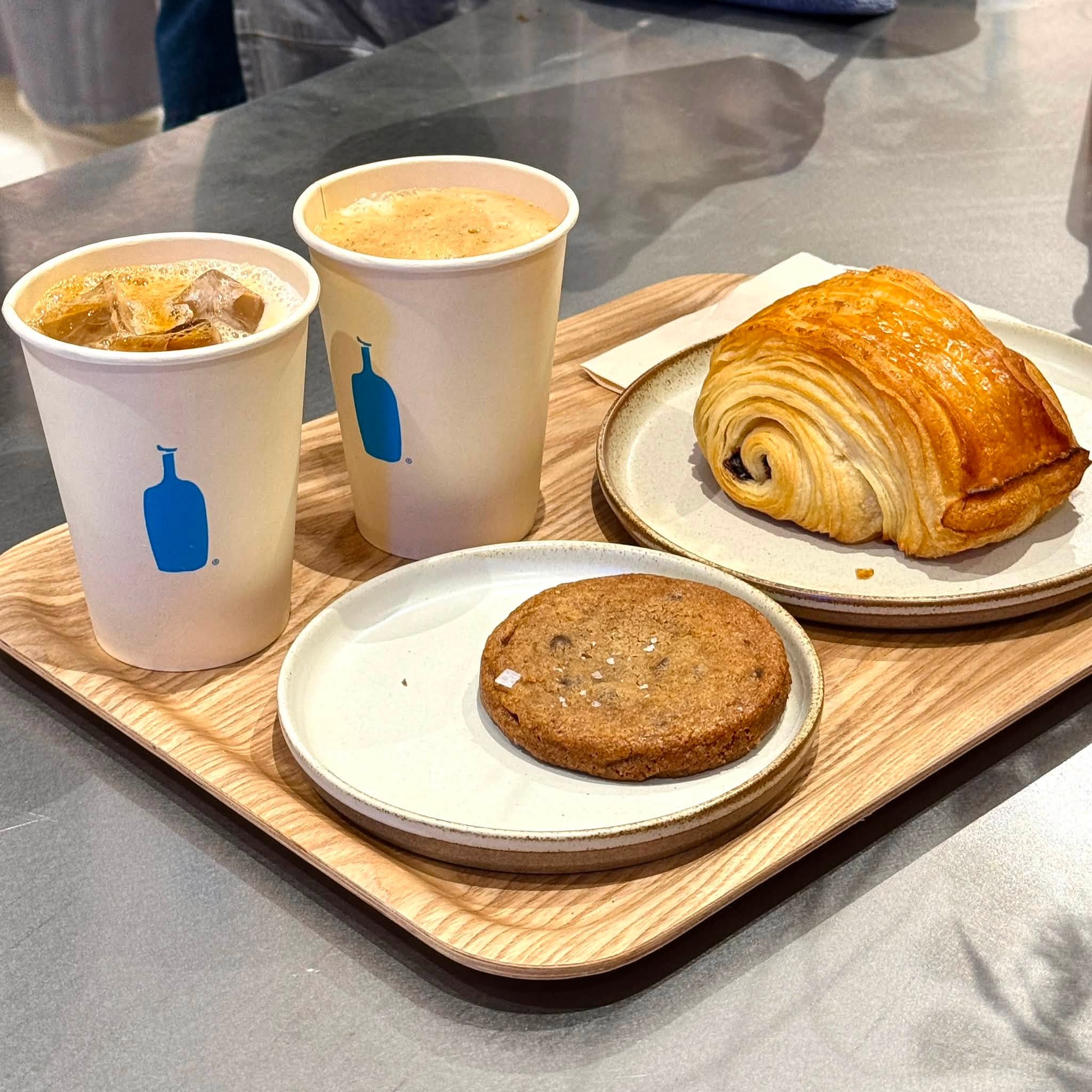 ถาดไม้เสิร์ฟเครื่องดื่มกาแฟ Blue Bottle สองแก้ว พร้อมขนมเบเกอรีเพสทรีและคุกกี้ช็อกโกแลตชิป