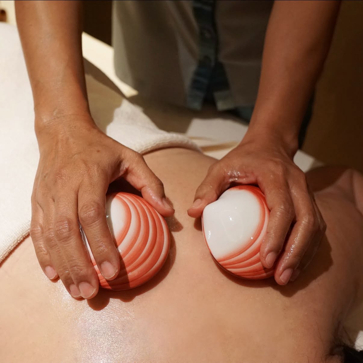 การทำทรีตเมนต์นวดสปาหลังด้วยเปลือกหอยอุ่น Seashell ที่ AVANI Well