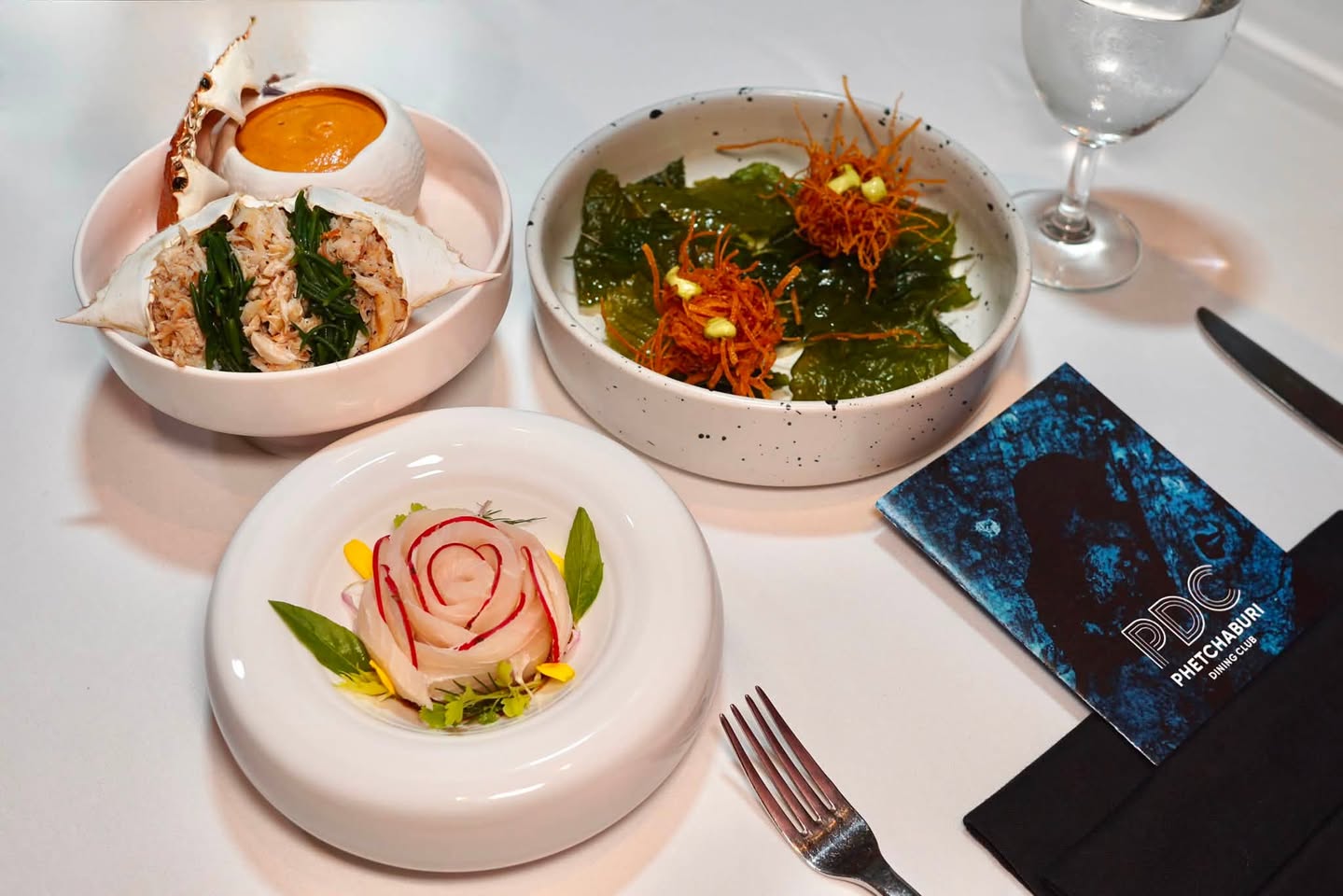 เซ็ตเมนูอาหารไทย Fine Dining ที่ห้องอาหาร PDC ประกอบด้วยพล่าปลาช่อนทะเล แกงปู และไก่ทอดรังนก