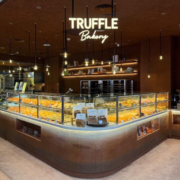 เคาน์เตอร์หน้าร้าน Truffle Bakery ที่ CentralwOrld โซน Beacon ชั้น 6 แสดงตู้กระจกเรียงรายไปด้วยขนมปังอบใหม่