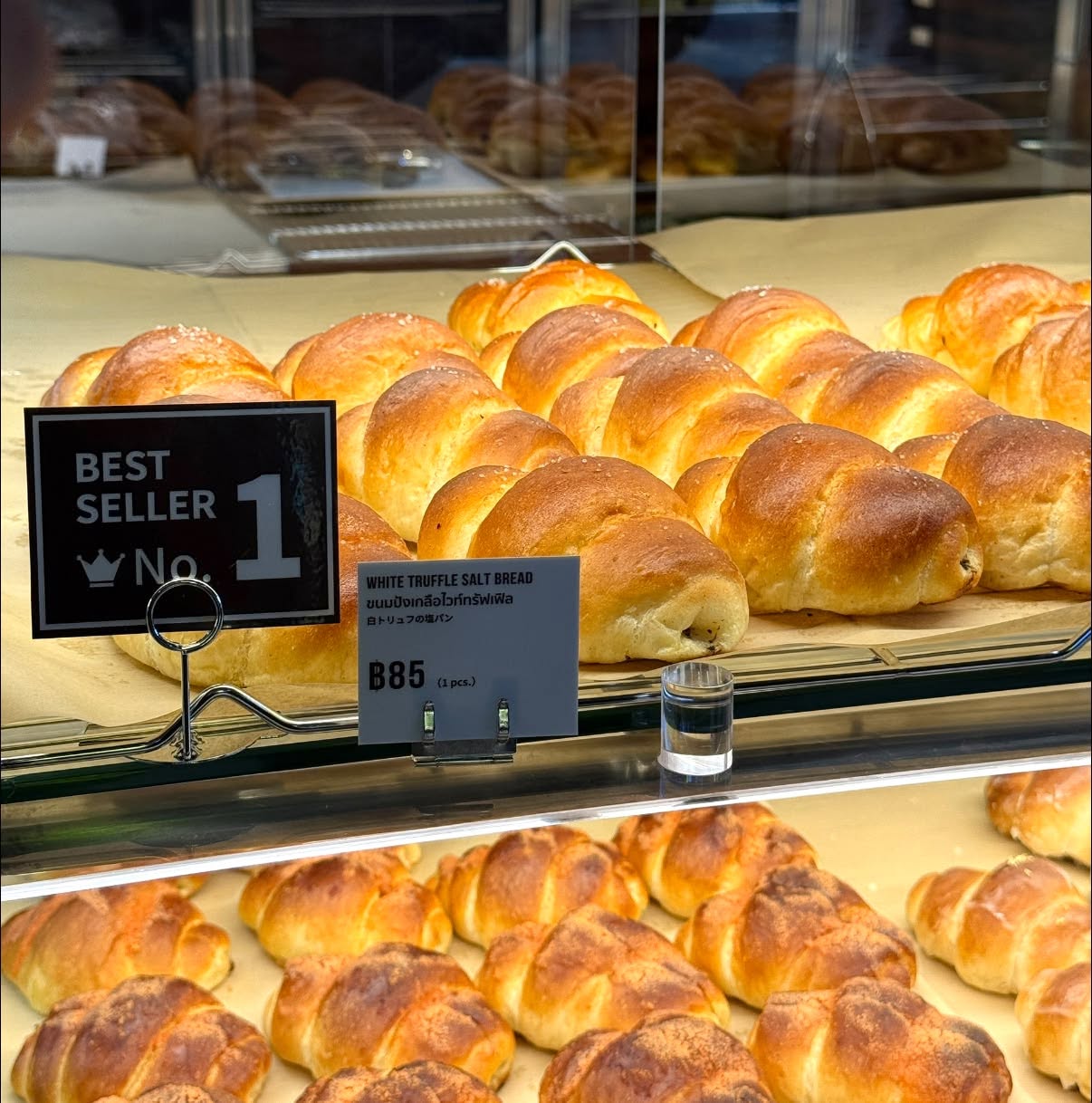 ขนมปังเกลือไวท์ทรัฟเฟิล Best Seller No.1 ของร้าน Truffle Bakery วางเรียงในตู้กระจกหน้าร้าน