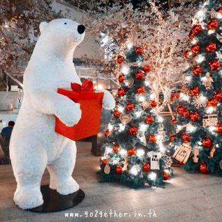 ไฟคริสต์มาสที่แรกในกรุงเทพ 🎄✨💫 ยกขบวนน้องหมีชุดแดงมาในธีม Winter Wonderland พร้อมอุโมงค์ไฟขนาดใหญ่ จุดเช็กอินที่น่าไปแวะถ่ายภาพก่อนใคร 
พิกัด: ลานหน้า @emporium_emquartier เปิดทุกวัน

#Christmas #bear #red #wonderland #Festival #festive #lighting #reviewThailand #รีวิวกรุงเทพ #เที่ยวกรุงเทพ #ReviewBangkok #photography #beautiful #checkin #winter #bell #travel #trip #Bangkok #Thailand #emquartier #emporium #ShoppingMall #go2getherxBangkok #go2gether #go2gethertravel