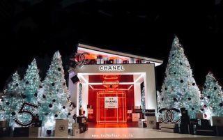 🎄✨ต้นคริสมาสต์ใจกลางลานพารากอน 🎄✨
.
ใครที่ผ่านไปผ่านมาตรงลานพารากอนต้องสะดุดตากับขวดน้ำหอมยักษ์สีแดงของ CHANEL ที่รายล้อมด้วยต้นคริสมาสต์สีขาวสวยกันแน่ๆ

#CHANEL #christmas #Festival #Exhibition #explore #experience #light #colorful #nightlife #lighting #reviewThailand #รีวิวกรุงเทพ #เที่ยวกรุงเทพ #ReviewBangkok #photography #beautiful #checkin #travel #trip #Bangkok #Thailand #go2getherxBangkok #go2gether #go2getherTravel